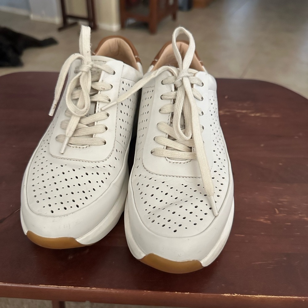 Clarks Casual Sneaker Size 7.5 Wide Color Cream